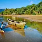 Les Comores - Bateau sur plage