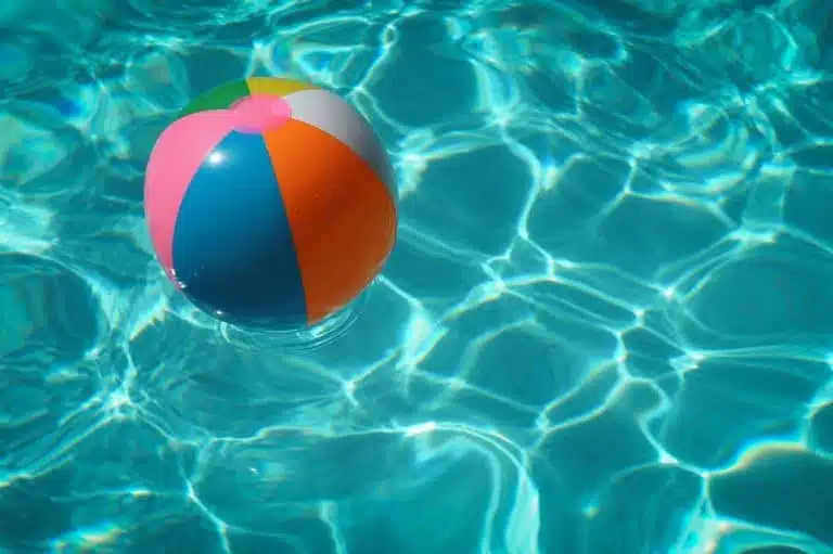 vacances scolaires - piscine - ballon